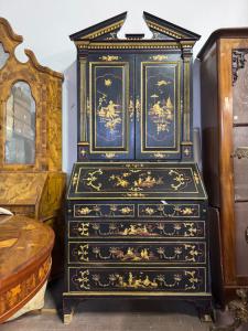 Trumeau veneziano Laccato arricchito con decori di immagine paesaggi e fiori misure altezza 2,42 m larghezza 1,8 m profondità 58