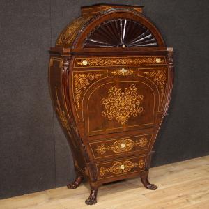 Grande secrétaire austríaco com entalhes em estilo Biedermeier