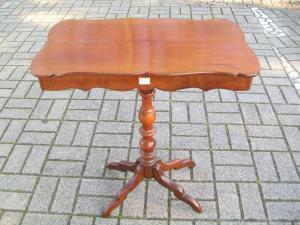 Mesa pequena com pé central. 67 L x 40 P x 75 A.