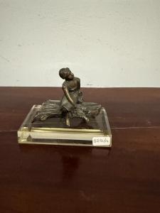  Piccola scultura in bronzo fanciulla distesa, XIX sec, su base di cristallo, 10x11x7cm