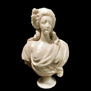 Marble sculpture depicting a noblewoman's bust. France.