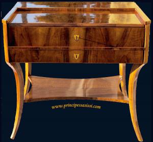 Primo Biedermeier Viennese. 1810 -15. Scrivania/secreataire femminile da centro di probabile produzione di Joseph Danhauser. 