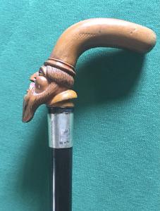 Spazierstock mit Knauf in Form einer männlichen Figur mit Bart aus Buchsbaumholz, Silberzwinge und Rosenholzschaft.