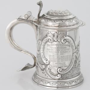 Caneca em prata esterlina Rainha Ana, prateiro RP, Dublin, 1711