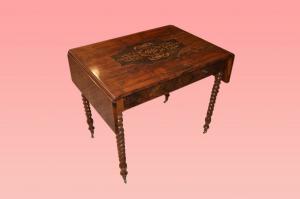 Tavolino con alette intarsiato stile Carlo X francese del 1800 in legno di noce fiammato 