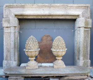 CHP367 - Stone fireplace, 17th century, cm L 215 x H 160 x D 25