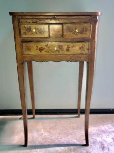 Tavolino laccato con decoro floreale.Italia