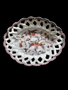 Oval majolica plate with openwork basket weave border and Imari-style decoration with gold highlights. Pasquale Rubati manufacture. Milan.