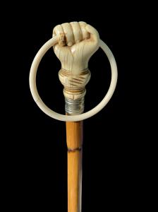 Stock mit Elfenbeingriff, der eine Hand darstellt, die einen Ring hält (Handschuhhalter).