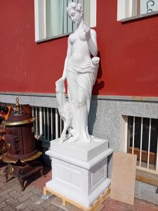 Statua in marmo con basamento  