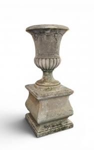 Vaso con basamento in pietra di Vicenza