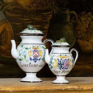 Due versatoi in maiolica