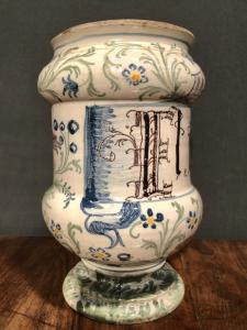 Albarello in maiolica decorato con motivi vegetali,architettonici e figura di putto e uccellino.Pavia.