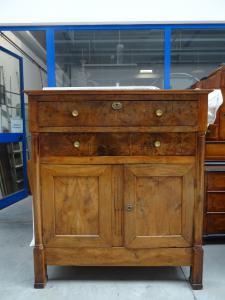 Credenza Impero in noce a mezza colonna con porte e due cassetti Francia