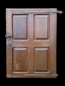 Porta ou alçapão em nogueira entalhada com quatro painéis.