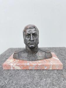 Busto de cobre do General José de San Martín (herói argentino). Base em mármore.