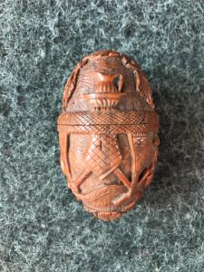 Scatolina a forma di uovo in seme di curozo con scene religiose incise.Francia
