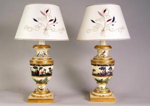 Coppia di vasi in legno laccato decorati in arte povera montati a lampada, inizi secolo XX