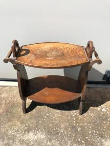Tavolino in legno di rovere con piano vassoio sollevabile.