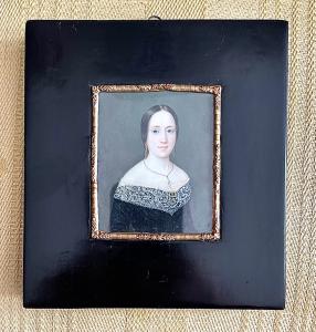 Miniatura olio su osso raffigurante figura femminile.