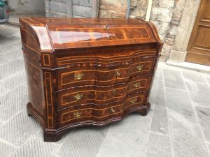 Wunderschöner venezianischer Schreibtisch aus dem 18. Jahrhundert aus Nussbaumholz und Nussbaumwurzelholz, bewegt an der Vorder- und den Seiten.