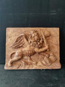 Bassorilievo - Strepitoso Leone di San Marco in marmo rosso Verona - 41 x 30 cm