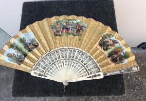 Fächer mit durchbrochenen Stäben und Papierbespannung mit aquarellierten Drucken von galanten und ländlichen Szenen. Frankreich.