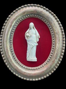 Bassorilievo in avorio con figura di Santa.cornice ovale in legno e foglia oro.