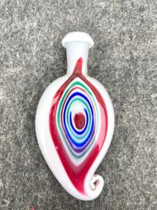 Vasetto a ‘fiamma’ in vetro incamiciato lattimo e rosso con inserzioni multicolori concentriche.Murano