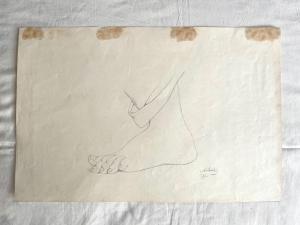 Desenho a lápis sobre papel representando um pé. Assinatura A.Santi.