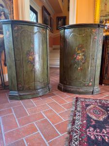 Paar lackierte Eckschränke mit floralen Mustern, Maße 57 × 60, Eckhöhe 120