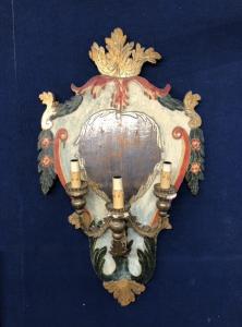Paar polychrome Holzwandleuchten. 18. Jahrhundert, 96 cm hoch x 57 cm breit.