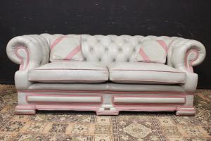 Chesterfield Dellbrook 3-Sitzer Sofa aus dunkelweißem und rosa Leder