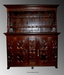 Affascinante credenza antica con alzata settecentesca in prima patina ed in condizioni d'integrità 