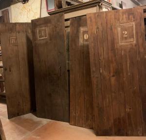 PTS886 - N. 9 ähnliche Holztüren, 19. Jahrhundert, unterschiedliche Maße: ca. cm 70/90 x H 195/200