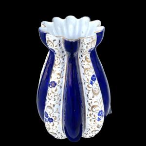 Large majolica umbrella stand with ribbed body and floral motifs in blue and gold. Deruta.