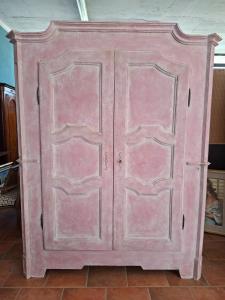 18th-century painted cabinet with scalloped top