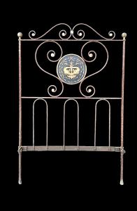 Schmiedeeisernes Bett mit zwei Medaillons mit Renaissance-Delphin- und Blumenmotiven mit Rokoko-Elementen.
