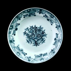 Piatto in maiolica con decoro floreale monocromo detto a’occhio di bue’,Manifattura Antonibon,Nove di Bassano.