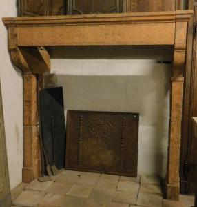 chp359 - Burgundy stone fireplace, 18th century, cm W190 x H 195 x D 89