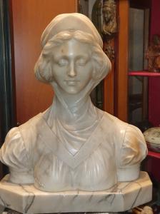 Busto di donna in marmo firmato Brogi
