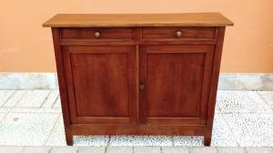 Anrichte oder kleine Anrichte mit geringer Tiefe. 121 B x 35,5 T x 99 H.