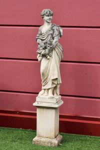 ESTÁTUA COM BASE DE PEDRA