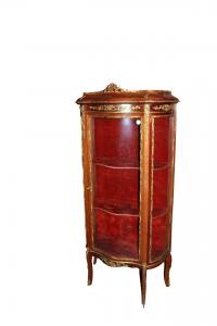 Vitrine francesa de mogno no estilo Transição do século XIX com ricos detalhes em bronze.