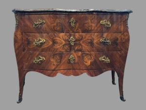 Magnífica cômoda Luís XIV de duas curvas com decoração em forma de coração, Gênova, primeira metade do século XVIII