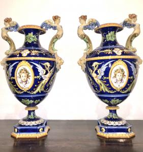 Coppia di vasi in maiolica con manici a forma di arpie,mascheroni e decoro a grottesche.Manifattura Ginori.