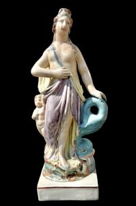Scultura in terraglia policroma raffigurante Venere.Inghilterra.