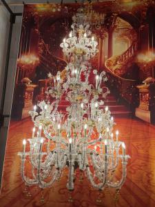 Atemberaubender Murano-Kronleuchter aus Kristall und Gold, verziert mit Blattgolddekoren, mit Maßen von 2,95 m Höhe und 1,70 m.