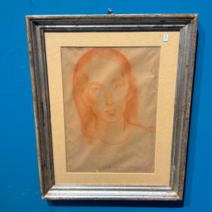 Roter Kreidezeichnung auf Papier von Felice Carena, Mädchenporträt, Venedig 1952, Maße 34,50 x 24 cm. Rückseitig Expertise der Galleria Don Chisciotte in Rom. Gerahmt und unter Glas geschützt.