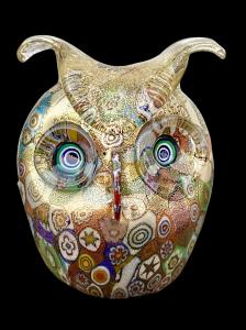 Serie di quattro gufetti ( o civette) in vetro pesante sommerso con murrine e foglia oro.Murano. ( due rimanenti)